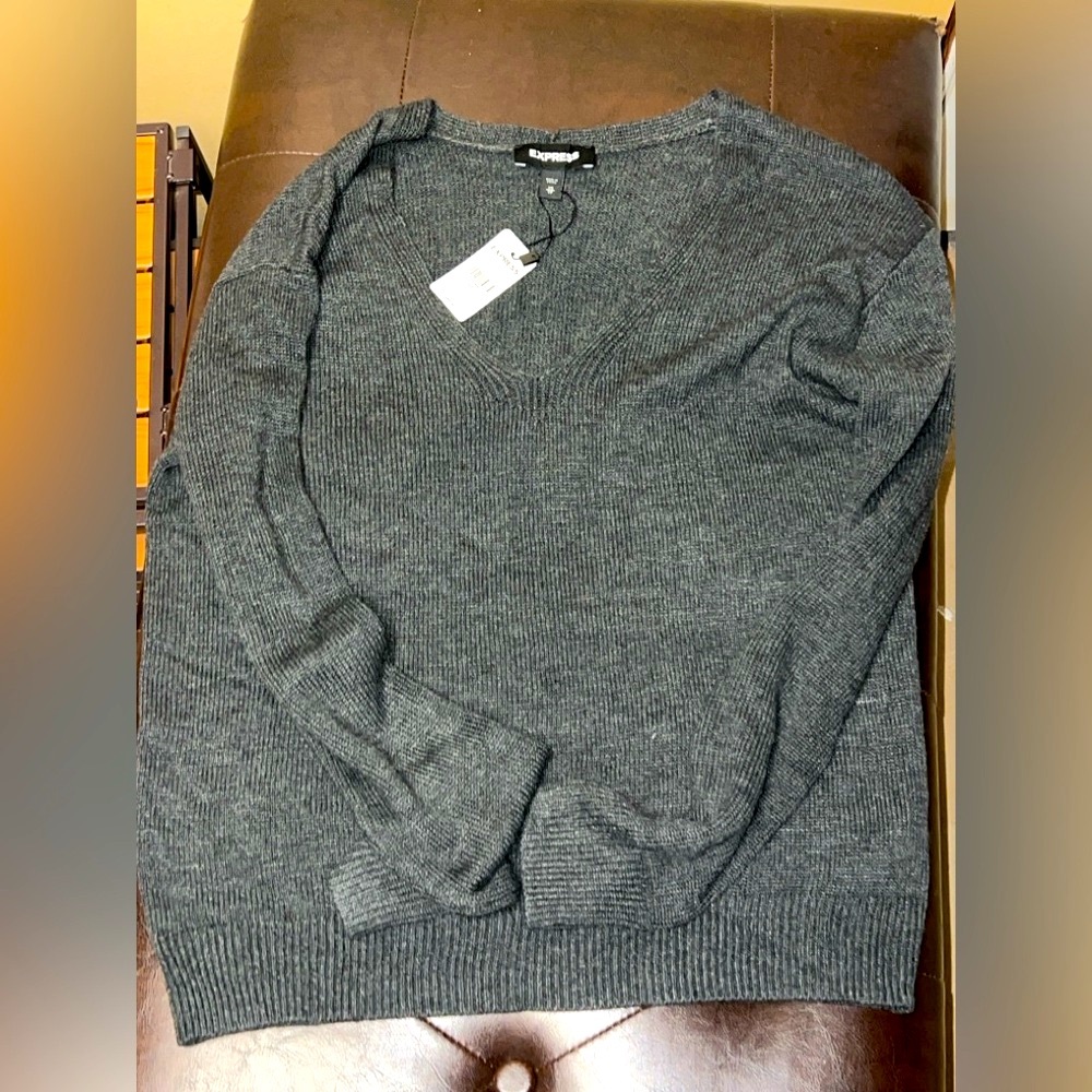 NWT Express Charcoal Ribbed V-Neck Sweater – Soft Knit – XS
